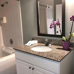 Deluxe Queen Room Whirlpool Bath